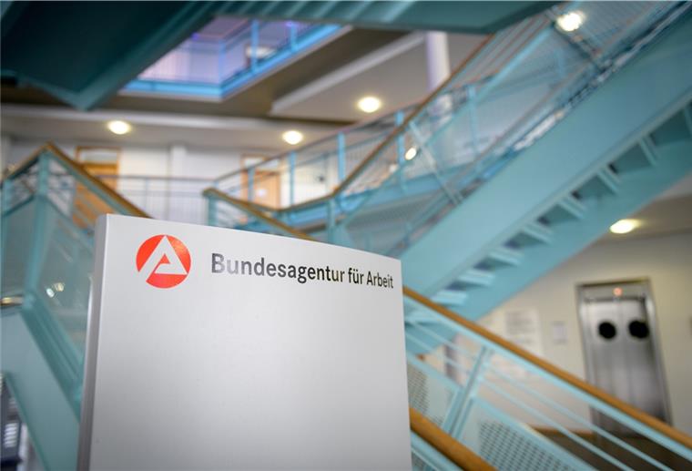 Bremerhaven: Telefonnetz bei Arbeitsagentur überlastet In der Agentur für Arbeit und im Jobcenter laufen zu viele Anrufe auf.