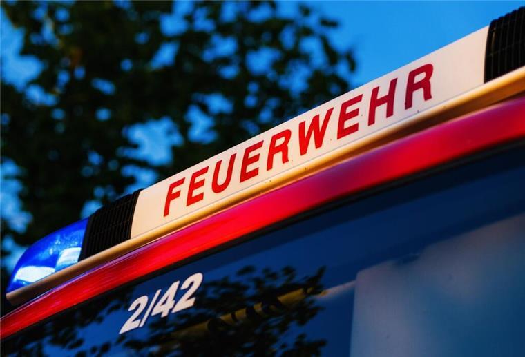 Bremerhaven: Küche brennt im Dachgeschoss eines Einfamilienhauses Das Blaulicht leuchtet auf dem Dach eines Einsatzfahrzeugs der Feuerwehr.