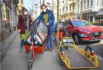 In der Alte Bürger können bald Lasten-E-Fahrräder gemietet werden. Marc Liedtke (Klimastadtbüro) und Annemarie Bink („Glückswinkel“) führen sie vor. 