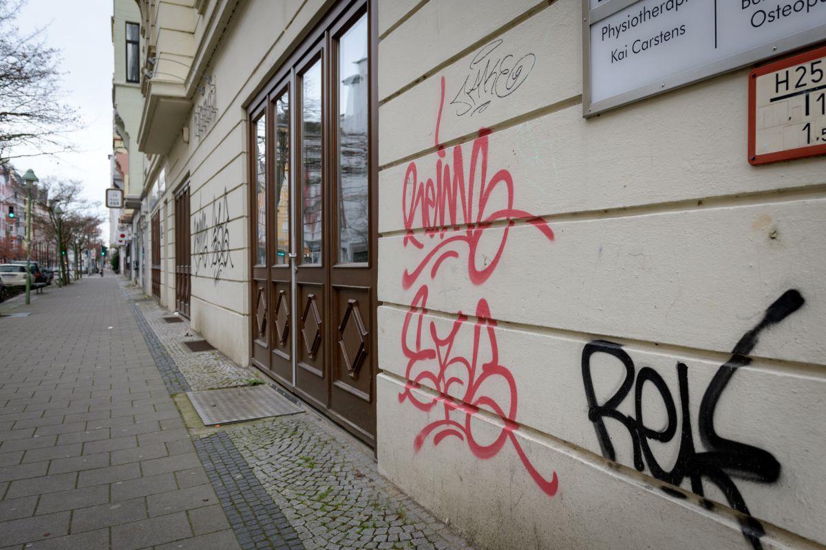 Häuser in der Alten Bürger beschmiert: Polizei nimmt Mann (32) fest In der Alten Bürger in Bremerhaven hat ein Mann mehrere Hauswände beschmiert.
