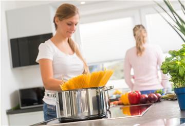 Zwei Frauen in der Küche beim Kochen.