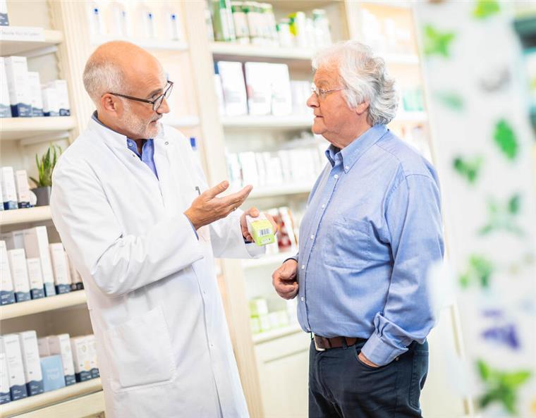 „Tag der Apotheke“ am 7. Juni 2025 Apotheker berät Kunden