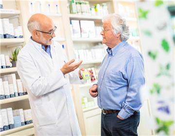 Apotheker berät Kunden