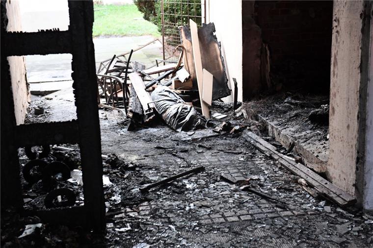 Lehe: Feuerwehr rettet Menschen aus brennendem Haus - Elf Verletzte In der Auestraße in Lehe hat es ein Feuer gegeben.