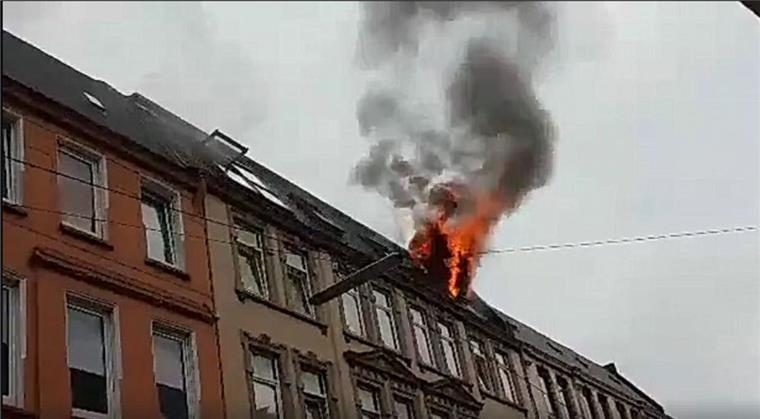 Feuer in Bremerhaven: 4 Verletzte bei Dachstuhlbrand in Lehe In der Auguststraße hat am Samstagmittag ein Dachstuhl gebrannt.