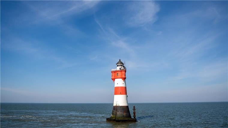 In der Außenweser steht der Leuchtturm Roter Sand.