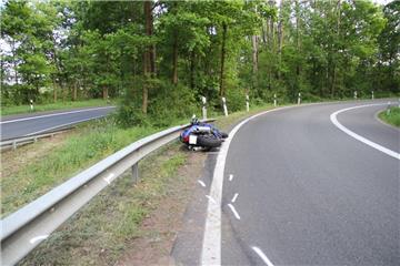 In der Autobahn-Auffahrt Industriehäfen stürzte ein Motorradfahrer. 