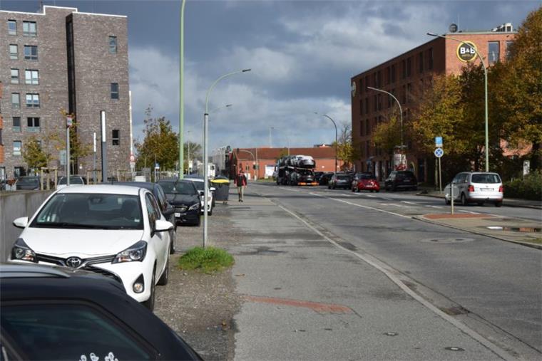 Stadt Bremerhaven ärgert sich über Wildparker in der Barkhausenstraße In der Barkhausenstraße stellen sich Autofahrer auf eine Schotterfläche, die nicht fürs Parken vorgesehen ist.
