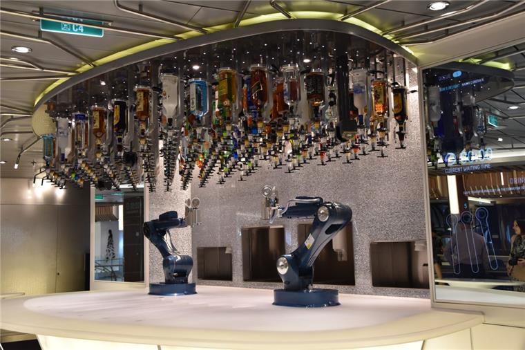 Bionic Bar: Hier mixen Roboter die Cocktails Bionic Bar