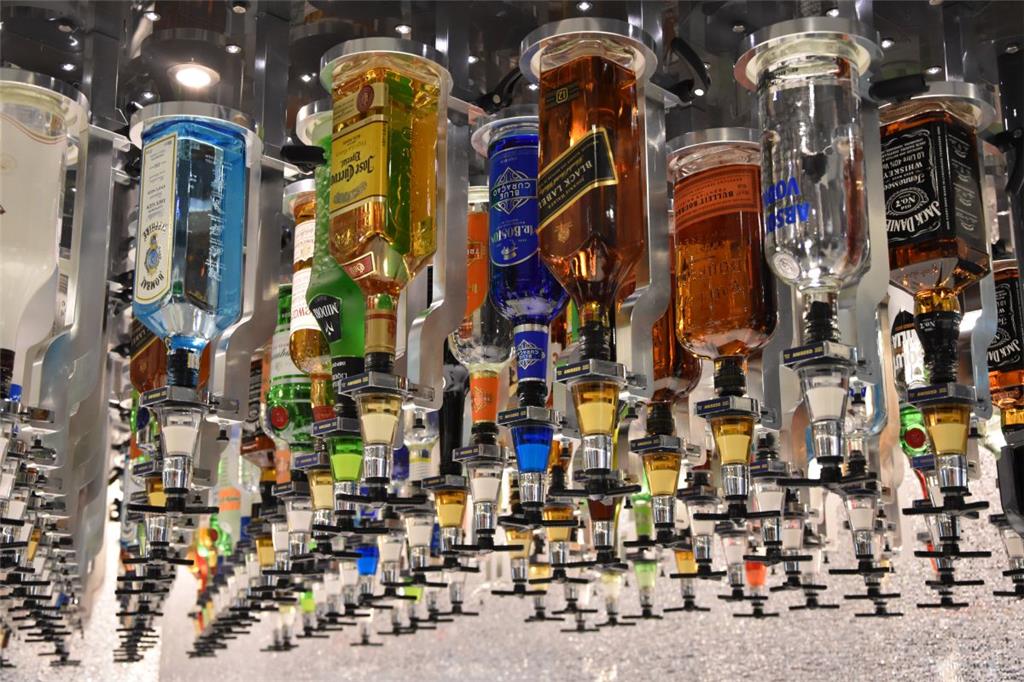 In der Bionic Bar übernehmen zwei Roboterarme das Mixen der Cocktails.