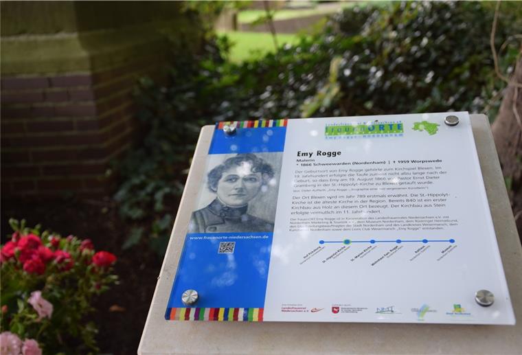 Per Fahrrad Emy Rogge auf der Spur In der Blexer Kirche wurde Emy Rogge getauft. Eine Infotafel neben der Kirche ist nun Teil de Gedenkwegs.