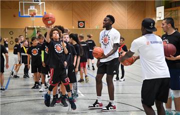 In der Bogenhalle wird noch bis heute fleißig Basketball gespielt. Das "Breaking Borders"-Camp von Anthony Canty kommt bei den Kindern gut an.
