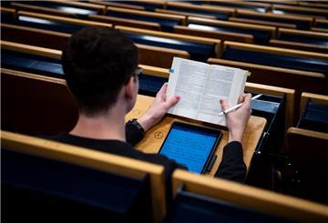 Ein Student sitzt im Hörsaal der Universität Bremen