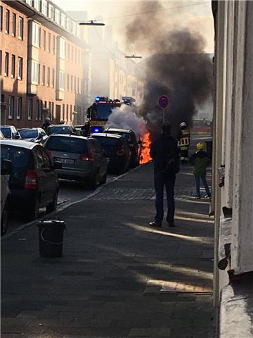 In der Brommystraße ist am Dienstag ein Wagen in Brand geraten.