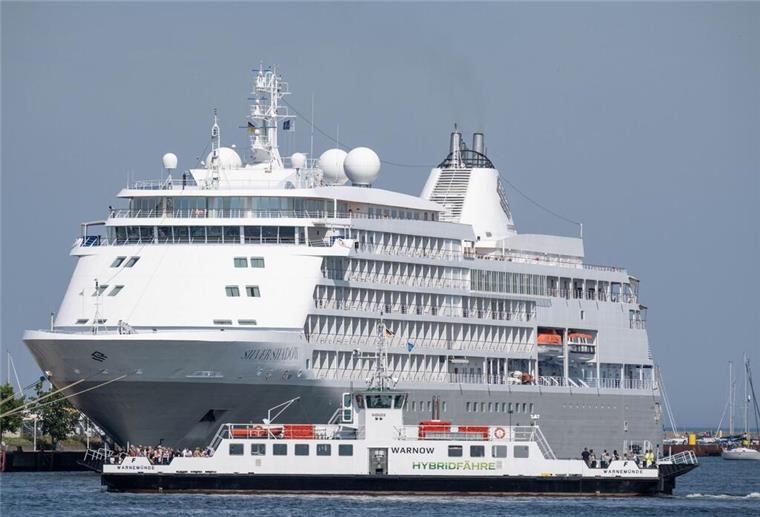 Kreuzfahrt-Tragödie: Ehepaar ertrinkt an berühmter Küste bei Selfie-Versuch Das Kreuzfahrtschiff «Silver Shadow» hat am Passagierkai des Ostseebades Warnemünde festgemacht
