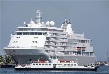 Das Kreuzfahrtschiff «Silver Shadow» hat am Passagierkai des Ostseebades Warnemünde festgemacht