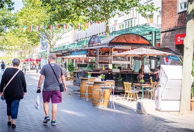 Bremerhavener „Bürger“: Regeln gegen Wildwuchs In der „Bürger“, der Bürgermeister-Smidt-Straße, gibt es Gastronomie und Einzelhandel, dazu Dienstleister in oberen Etagen der Gebäuden, die Aufsteller auf die Straße stellen. Aufsteller, Warenständer und Bestuhlung - dafür gibt es bald eine neue Satzung.