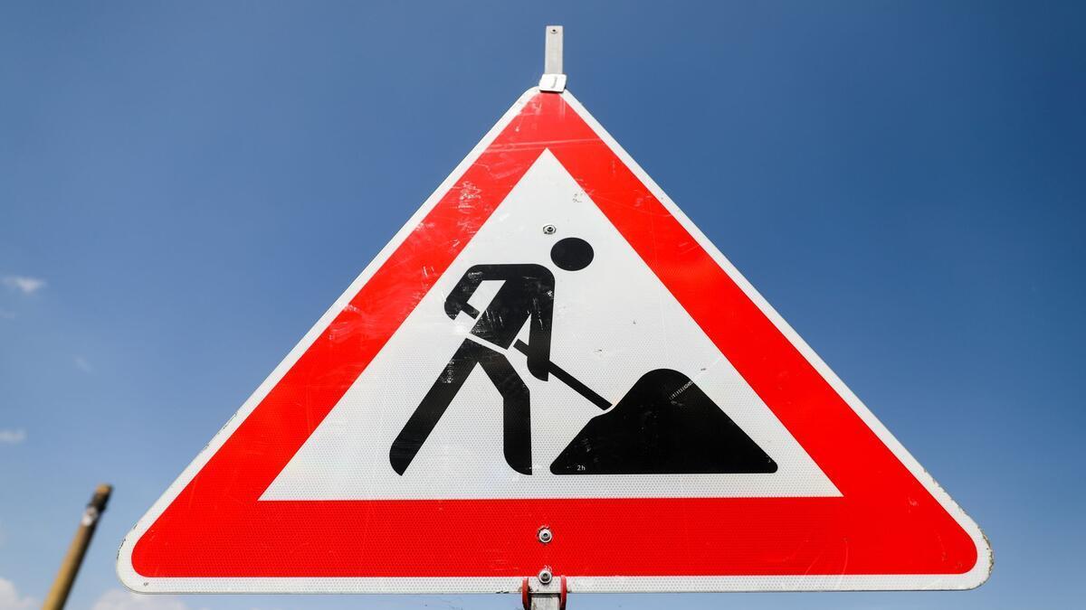 Baustellenschild. In der Büttelstraße in Schiffdorf wird vom 27. Oktober bis 14. November eine Stromleitung verlegt. Die Straße ist dafür voll gesperrt.