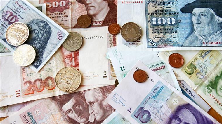 Bundesbank tauscht mehr als vier Millionen D-Mark um In der Bundesbank-Filiale Rostock liegen D-Mark-Geldscheine und Münzen auf dem Tisch.