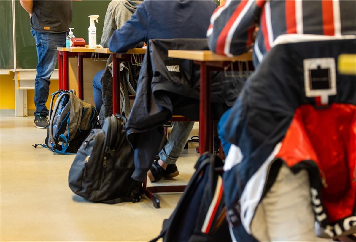 Niedersachsen: Lehrerverband beklagt Mangel an Lehrkräften In der Corona-Pandemie habe man die Knappheit durch das Distanzlernen etwas kaschieren können. Doch mit dem Präsenzunterricht würde auch das Problem deutlicher werden, hieß es.