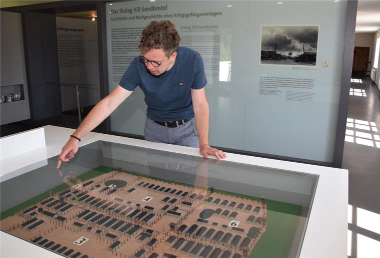 Friedenspädagoge will junge Leute sensibilisieren In der Dauerausstellung der Gedenkstätte Lager Sandbostel erläutert Friedenspädagoge Michael Freitag-Parey, "wo wir hier sind".