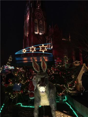 In der Dunkelheit zeigt der Weihnachtsmarkt seinen ganzen Lichterglanz.