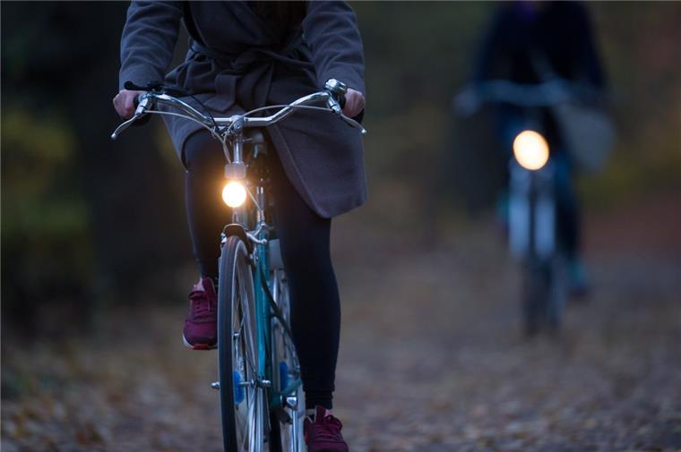 Polizei im Cuxland warnt: Viele Radfahrer ohne Licht unterwegs In der dunklen Jahreszeit sollten Radfahrer auf ihr Licht achten.