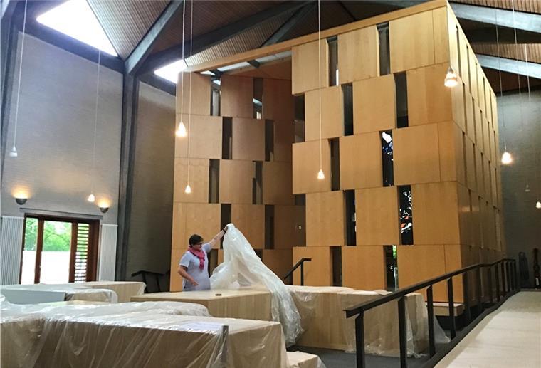 Letzte Ruhe im Urnengrab aus Ahornholz in der Michaeliskirche In der einstigen evangelischen Michaeliskirche an der Goethestraße entsteht ein Urnenfriedhof - das erste Kolumbarium dieser Art im Land Bremen.