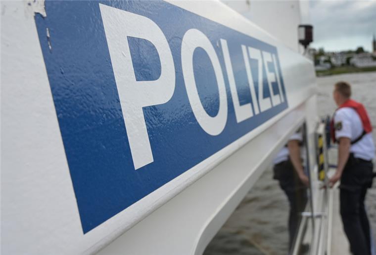 Mann in der Elbe vermisst - Taucher suchen Binnenhafen ab In der Elbe haben Polizei und Feuerwehr gestern Abend nach einem Mann gesucht, der von Zeugen im Hamburger Binnenhafen gesehen wurde.