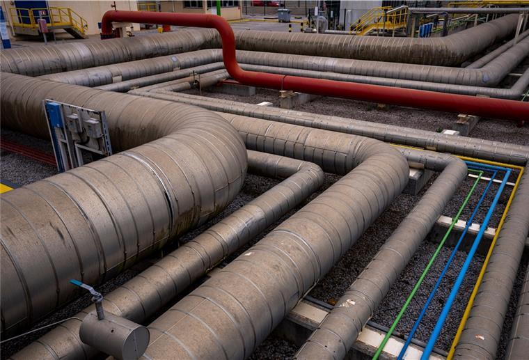 US-Konzern Dow steigt bei LNG-Terminal Stade ein Blick auf die Gasleitungen in der Regasifizierungsanlage von Enagas