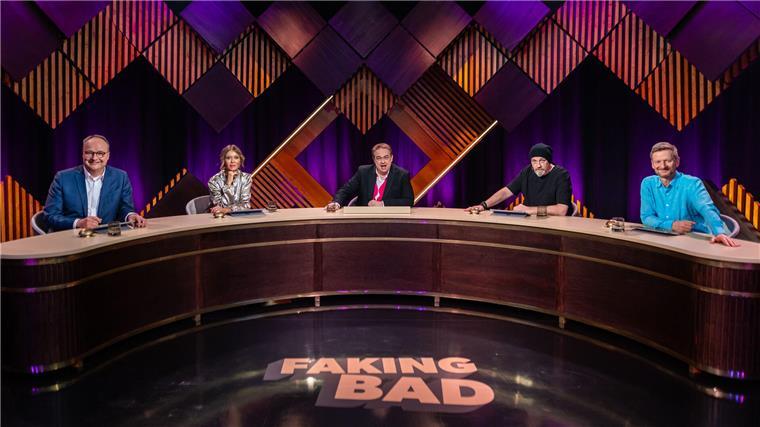 TV-Satiriker Kalkofe: „Wir werden viel schneller belogen als früher“ In der ersten Folge begrüßt Oliver Kalkofe die Gäste (von links) Oliver Welke, Laura Karasek, Torsten Sträter und Michael Kessler.