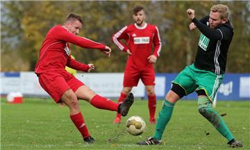 In der ersten Kreisliga-Partie unter der Leitung der Spielertrainer Sascha Schwarze (links) und Bünyamin Kapakli gewann der Tabellenzweite Schwarz-Rot Esenshamm mit 2:0 beim TuS Obenstrohe II.