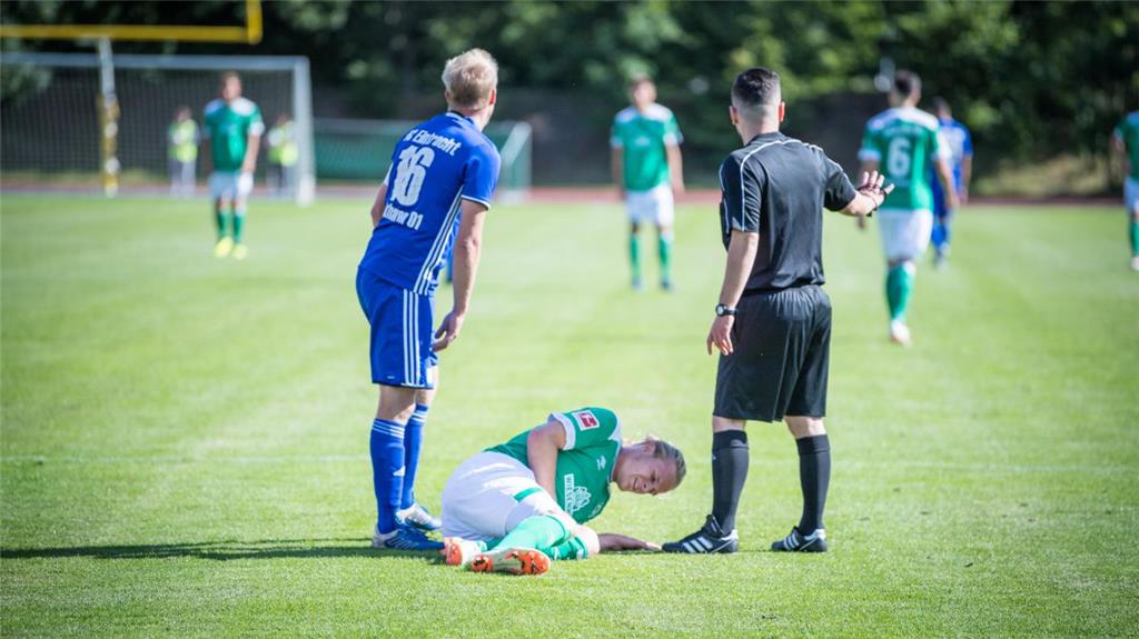 In der ersten Runde des Blitzturniers im Nordseestadion Bremerhaven traten die Fußballer des FC Eintracht Cuxhaven gegen die Spieler von Werder Bremen an. Foto: Hartmann