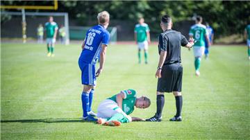 In der ersten Runde des Blitzturniers im Nordseestadion Bremerhaven traten die Fußballer des FC Eintracht Cuxhaven gegen die Spieler von Werder Bremen an. Foto: Hartmann