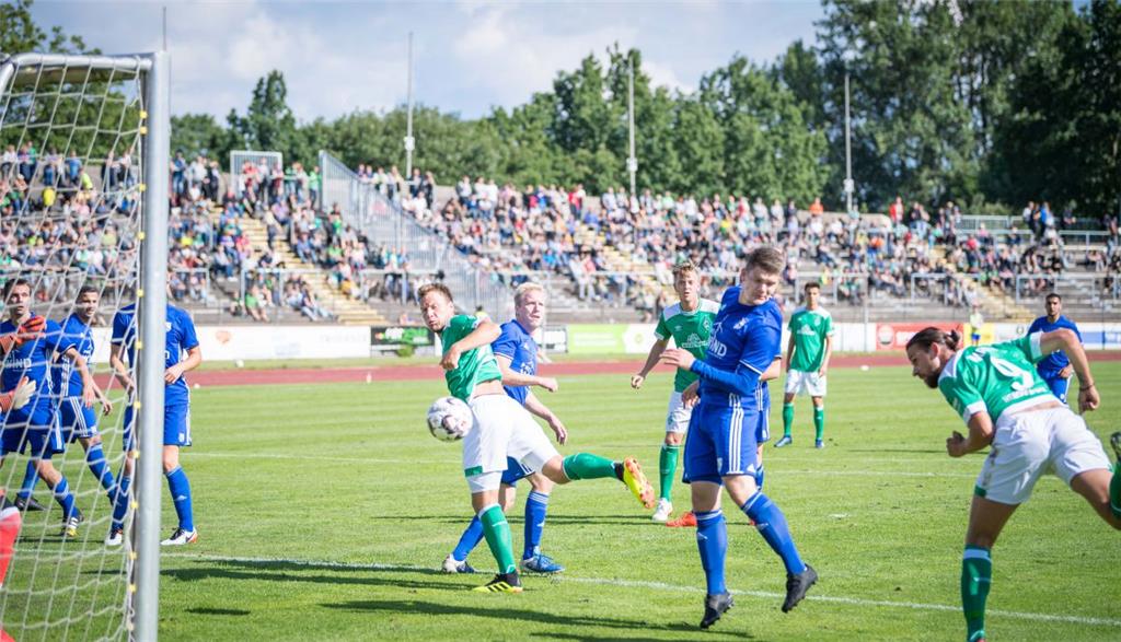In der ersten Runde des Blitzturniers im Nordseestadion Bremerhaven traten die Fußballer des FC Eintracht Cuxhaven gegen die Spieler von Werder Bremen an. Foto: Hartmann