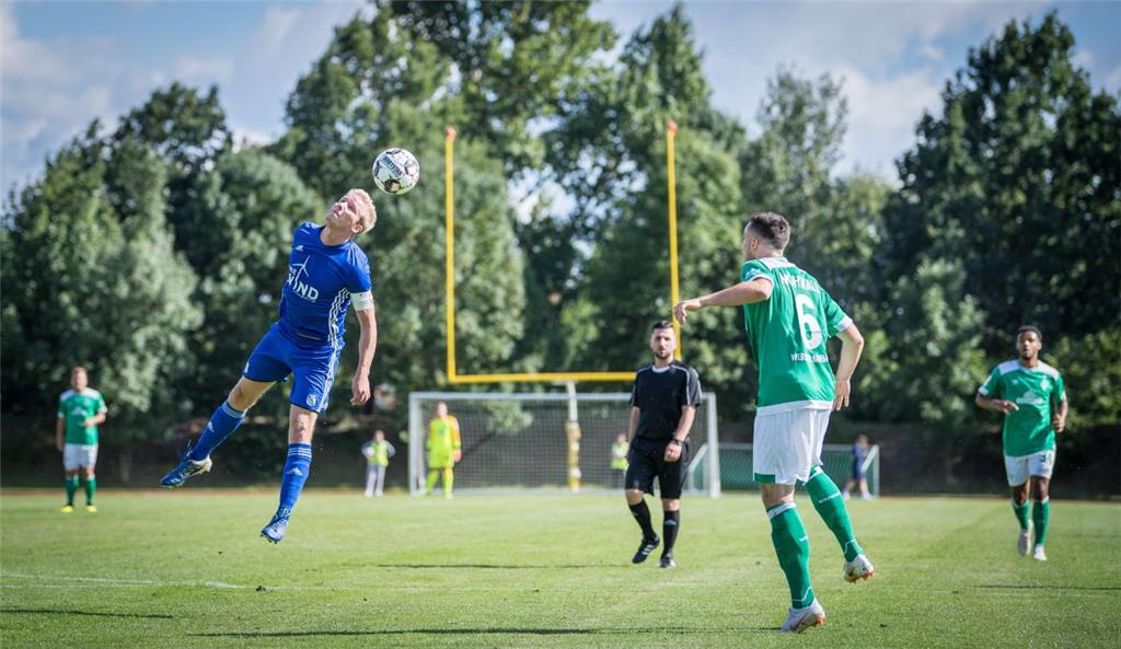 In der ersten Runde des Blitzturniers im Nordseestadion Bremerhaven traten die Fußballer des FC Eintracht Cuxhaven gegen die Spieler von Werder Bremen an. Foto: Hartmann