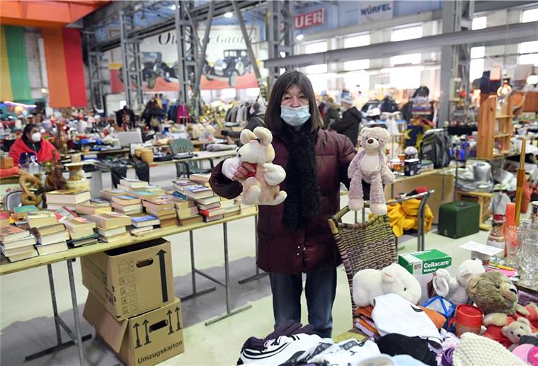In der Flohmarkthalle an der Nansenstraße im Fischereihafen wechselte am Sonntag noch manches Kuscheltier den Besitzer.