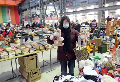 In der Flohmarkthalle an der Nansenstraße im Fischereihafen wechselte am Sonntag noch manches Kuscheltier den Besitzer.