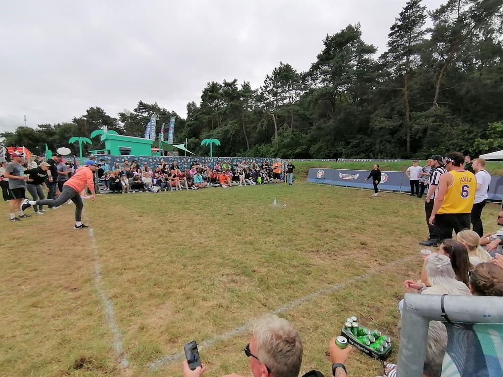 In der Flunkyball-Arena treten Teams gegeneinander an. Die Freunde des Biersport...