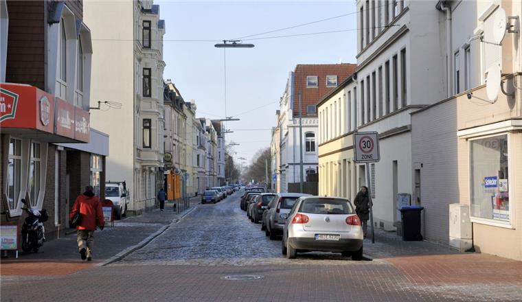 Großbrand in der Frenssenstraße - Dreijähriges Kind stirbt In der Frenssenstraße ist es heute Morgen zu einem Großbrand in einer Wohnung gekommen. Die Einsatzkräfte fanden ein Kind in der brennenden Wohnung, trotz sofortiger Reanimation an der Einsatzstelle verstarb das Kind im Krankenhaus.