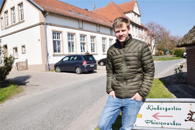 Nordenham: In früherer Grundschule entstehen Wohnungen In der früheren Phiesewarder Grundschule sollen bis Jahresende neun Mietwohnungen entstehen. Das Bild zeigt Christoph Geil. Er und sein Bruder Torben sind die Eigentümer der Immobilie.