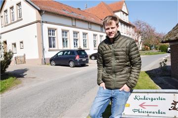 In der früheren Phiesewarder Grundschule sollen bis Jahresende neun Mietwohnungen entstehen. Das Bild zeigt Christoph Geil. Er und sein Bruder Torben sind die Eigentümer der Immobilie. 