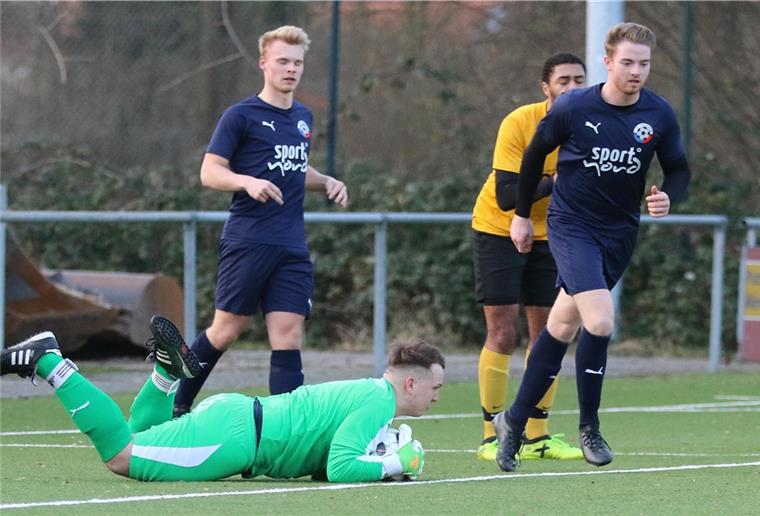 1. FC Nordenham lässt große Chance aus In der Fußball-Kreisliga verlor der Tabellendritte 1. FC Nordenham (blaue Trikots) zu Hause mit 1:2 gegen den Sechsten 1. FC Ohmstede und verpasste den Sprung auf einen Aufstiegsplatz.