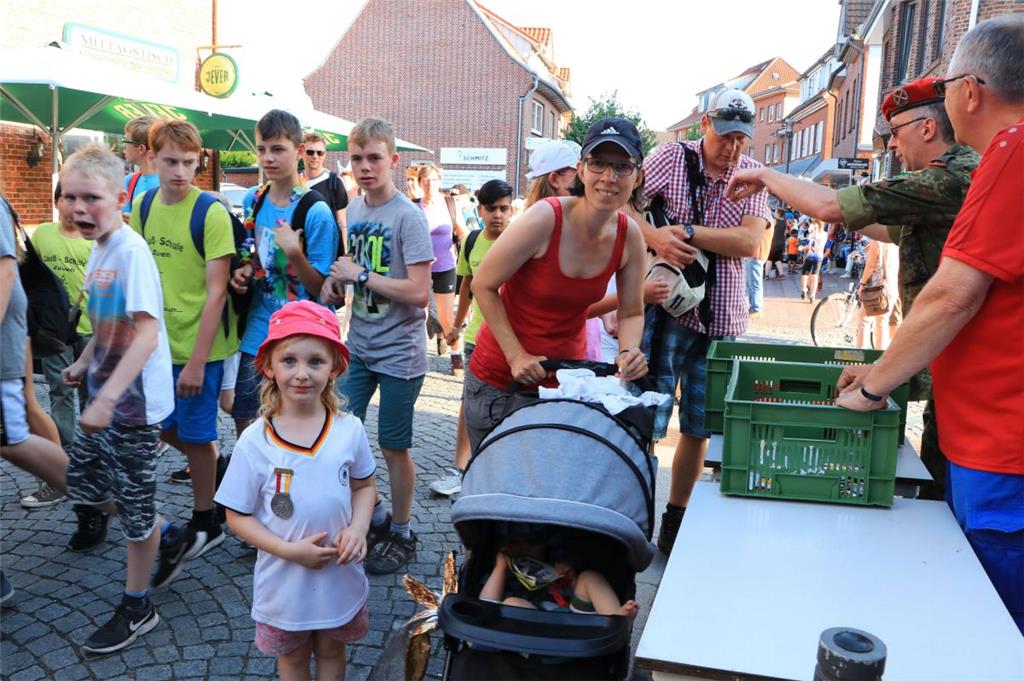 In der Fußgängerzone wurden die Medaillen an die stolzen Marschierer verteilt.