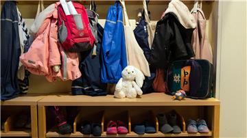 In der Garderobe in einer Kindertagesstätte (Kita) hängen Kinderjacken.