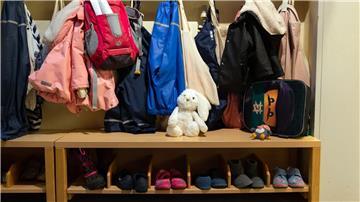 In der Garderobe in einer Kita hängen Kinderjacken.
