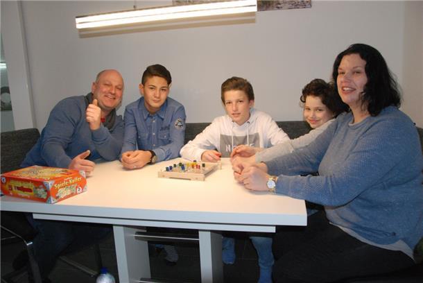 In der Gastfamilie in Wehdel gut aufgehoben (von links): Frank Schumacher mit Alihosain, Simon, Henrieke und Susann Schumacher am Familientisch. Foto Fixy
