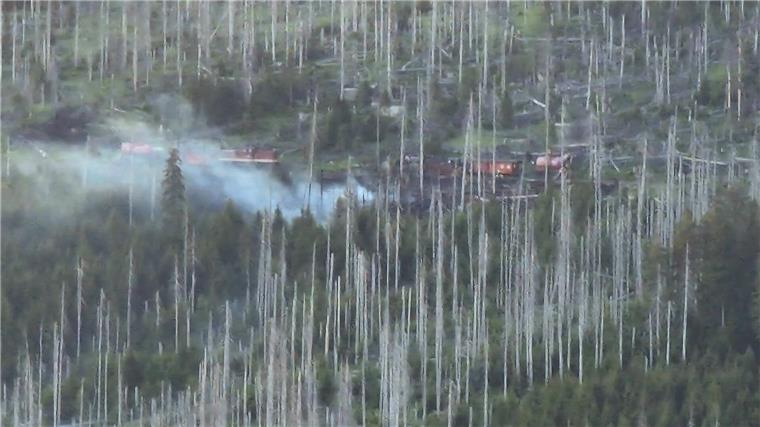 In der Gegend am Brocken ist am Sonntagabend ein Brand ausgebrochen und Rauch steigt auf.