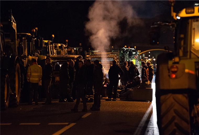 Bauern demonstrieren vor Aldi-Lagern in Niedersachsen In der Gemeinde Seevetal (Landkreis Harburg) fuhren nach Polizeiangaben am Sonntagabend 250 Traktoren an einem Aldi-Lager vor.