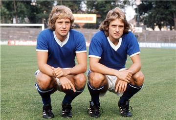 In der Geschichte der Fußball-Bundesliga waren Erwin (li.) und Helmut Kremers (beide Schalke) das erste Zwillingspaar, das in einer Mannschaft kickte.